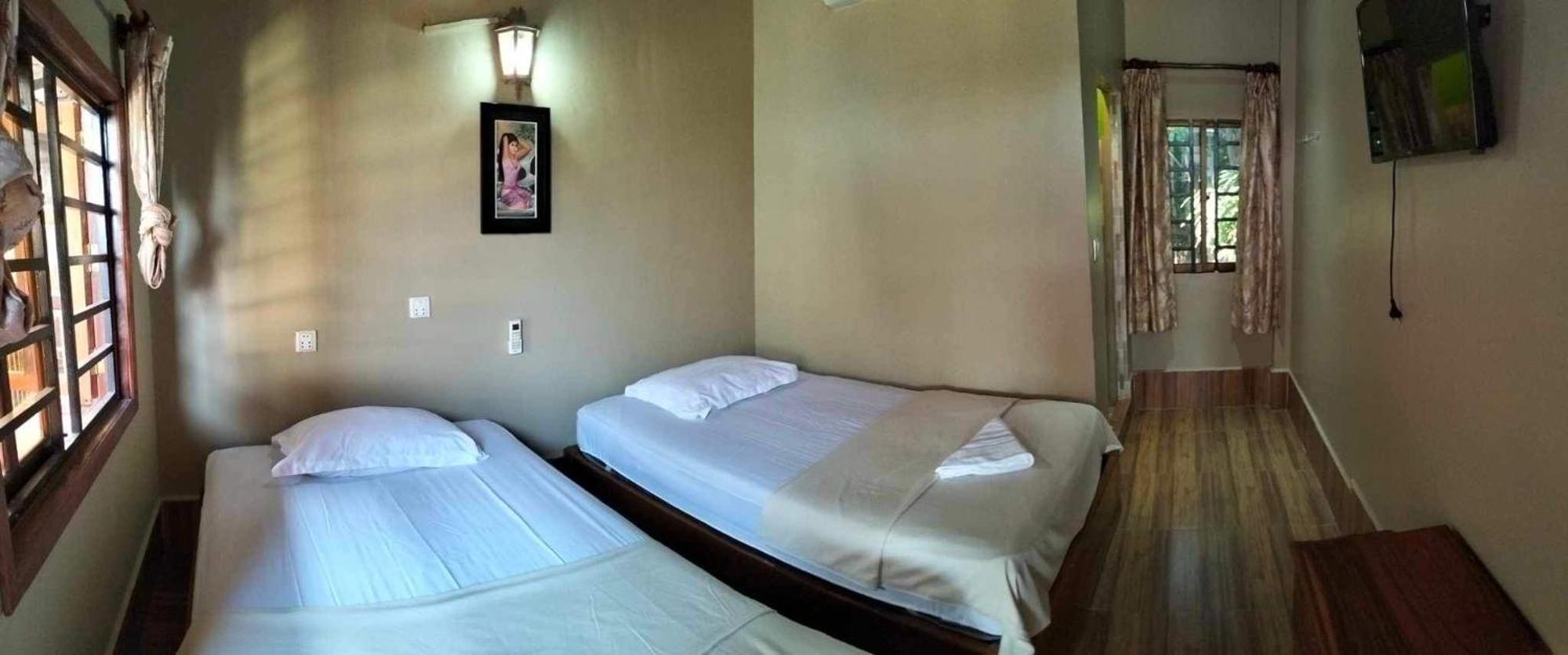 Blue Moon Guesthouse And Bar Kampot Bagian luar foto
